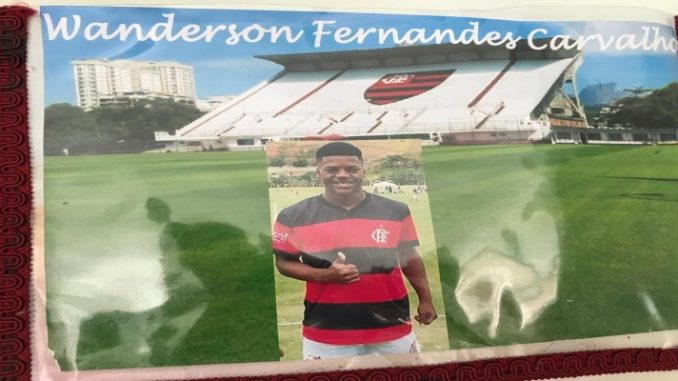 Corpo de ex jogador de escolinha do Flamengo, morto por vingança, é enterrado no RJ 