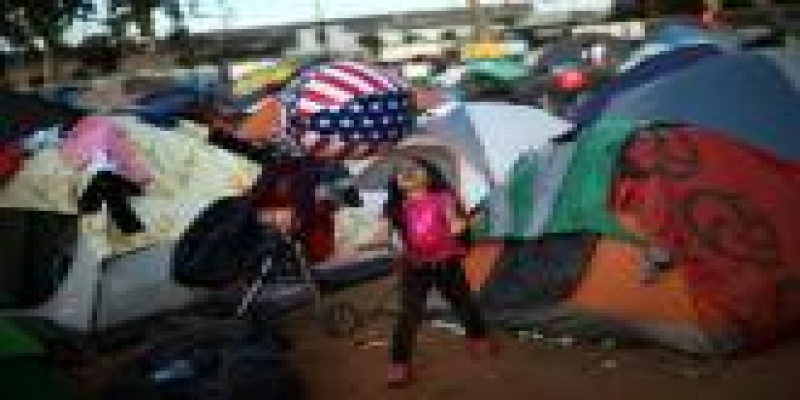 Crianças da caravana de imigrantes em albergue em Tijuana, México