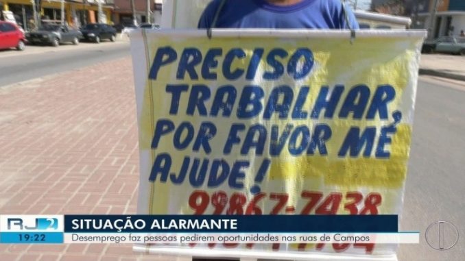Desempregado, homem usa cartaz para pedir trabalho em Campos, no RJ 