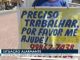 Desempregado, homem usa cartaz para pedir trabalho em Campos, no RJ