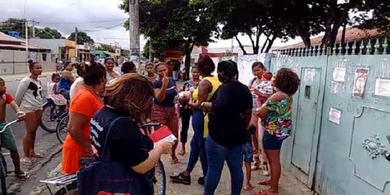 Grupo de mães protesta na frente da Creche Escola Penha, em Campos — Foto: Ana Carolina Manzzi/Inter TV