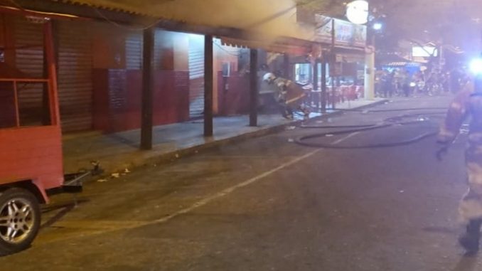 Incêndio atinge loja em Campos, no RJ 