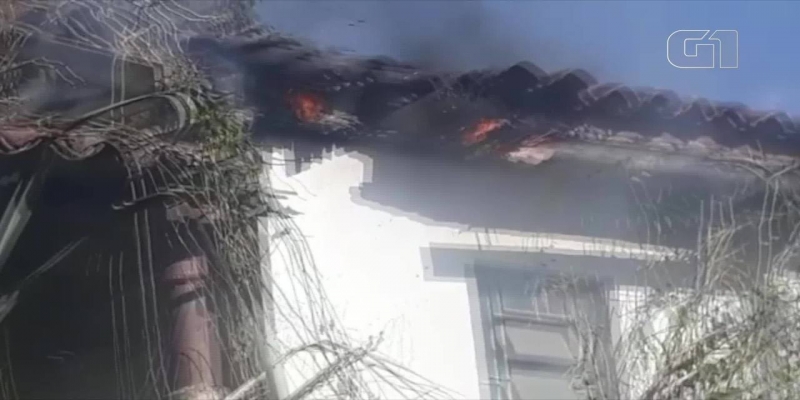 Incêndio atingiu o telhado de uma casa nesta terça feira (25) em Miracema, no RJ