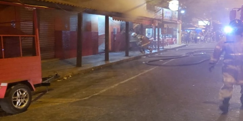 Incêndio atingiu parte de loja na noite deste sábado (22) no bairro Capão, em Campos, RJ — Foto: Divulgação/Internauta