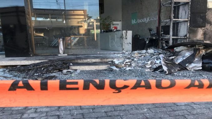 Incêndio destrói parte da fachada de academia em Campos, no RJ 