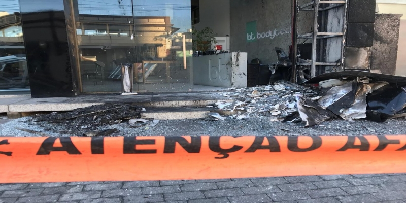 Incêndio destruiu parte da fachada de uma academia na Avenida Tenente Coronel Cardoso, em Campos — Foto: Cléber Rodrigues/Inter TV