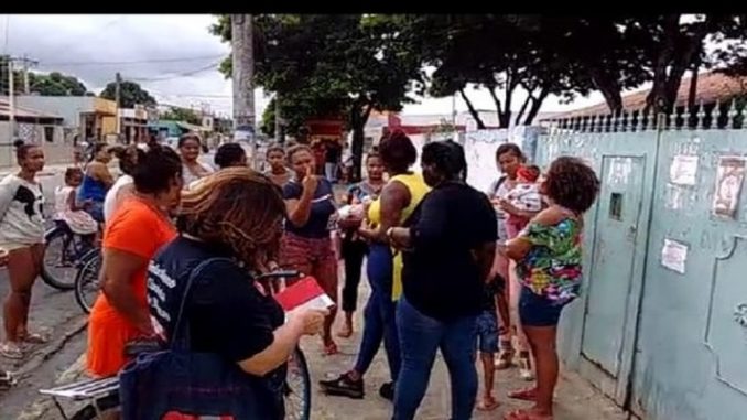 Mães fazem ato de protesto na frente da Creche Escola Penha, em Campos, no RJ 
