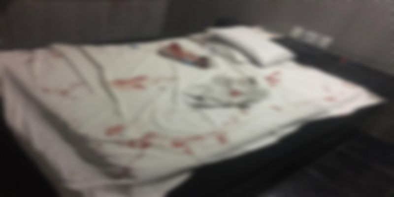 Manchas de sangue foram encontradas na cama de um quarto do motel em Campos, no RJ — Foto: Divulgação/Polícia Civil
