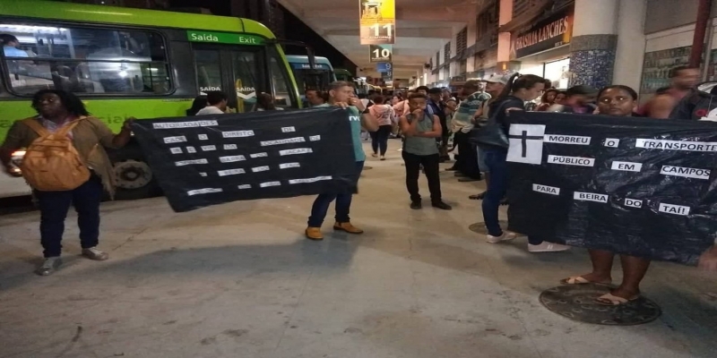 Manifestantes afiram que horários dos ônibus diminuíram na Baixada Campista — Foto: Paulo Veiga/Inter TV