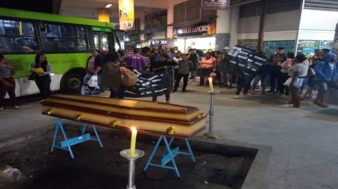 Moradores colocam caixão em rodoviária para protestar contra falta de transporte em localidade de Campos, no RJ 