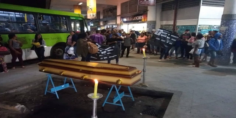 Moradores colocaram caixão na rodoviária de Campos, RJ, contra os problemas do transporte — Foto: Paulo Veiga/Inter TV