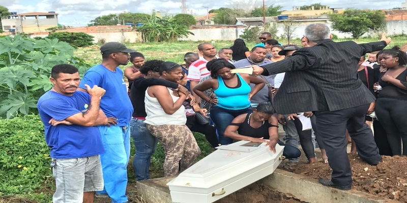 O corpo do menino de 10 anos foi enterrado sob forte comoção Cemitério de Caju na manhã desta terça feira (18) — Foto: Cléber Rodrigues/Inter TV