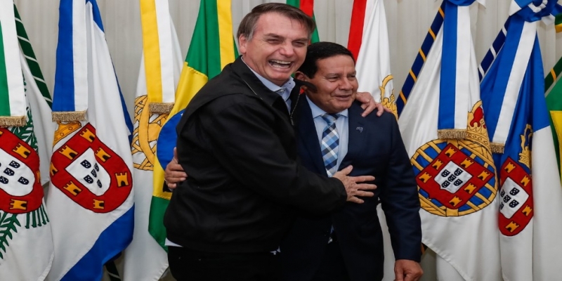 O presidente Jair Bolsonaro e o vice presidente Hamilton Mourão, durante a transmissão de cargo, na Base Aérea de Brasília — Foto: Alan Santos/PR