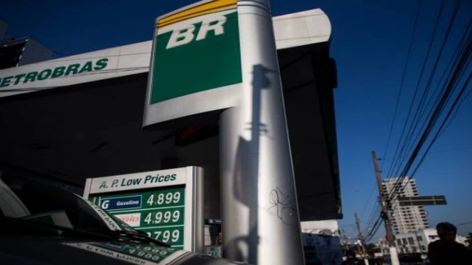 Petrobras reduz preço médio da gasolina nas refinarias em 3,0% 