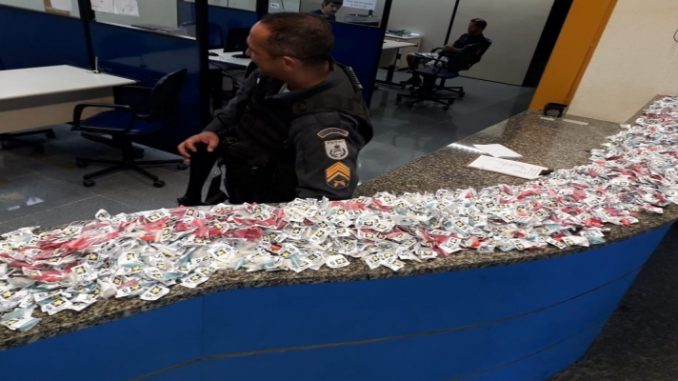 PM apreende mais de 3 mil pinos de cocaína em Macaé, no RJ 