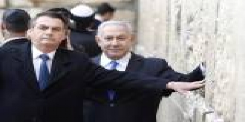 Presidente Jair Bolsonaro e o premiê israelense Benjamin Netanyahu posam para foto no Muro das Lamentações, em Jerusalém. 1ª de abril de 2019