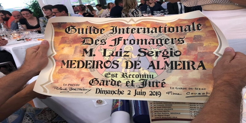 Representantes do Sul de MG foram homenageados em premiação na França — Foto: Divulgação/Queijos Cruzília