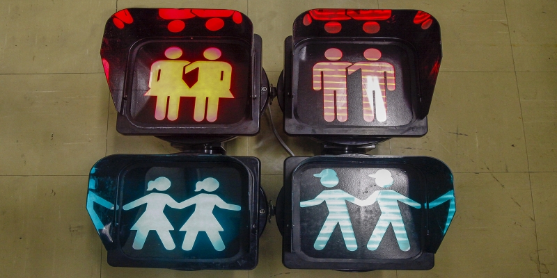 Semáforos para pedestres da Av. Paulista ganham bonecos de casais homoafetivos