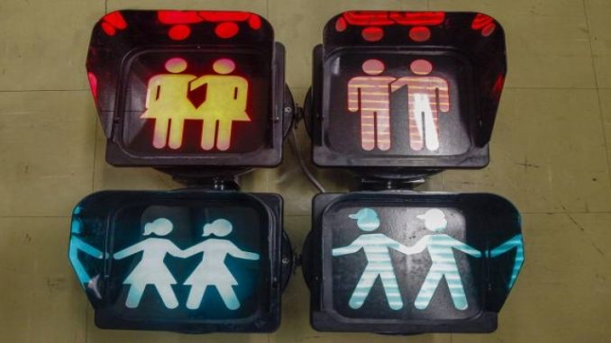 Semáforos para pedestres da Avenida Paulista ganham casais homoafetivos 