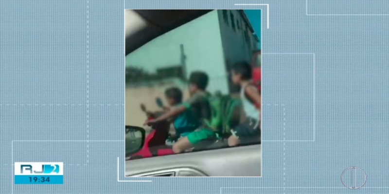 Vídeo flagra três crianças andando de moto em Campos. no RJ