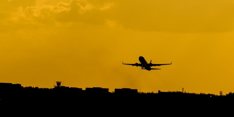 Avião durante decolagem em aeroporto, uma das fases do voo mais temidas pelos passageiros. — Foto: Unsplash/Dominik Scythe
