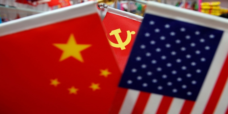 Bandeiras dos EUA, da China e do Partido Comunista chinês em mercado de Yiwu, na China