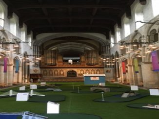 Catedral britânica instala percurso de minigolfe para atrair fiéis jovens