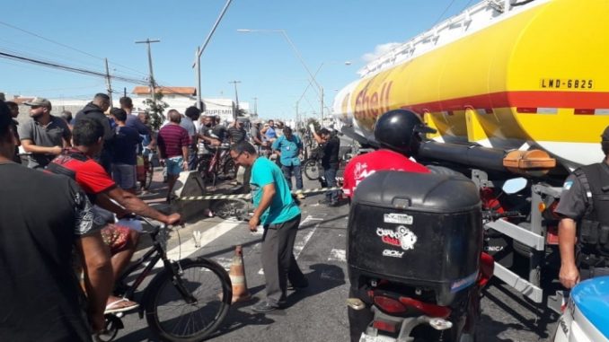 Ciclista morre atropelado por carreta na Avenida 28 de Março, em Campos, no RJ 