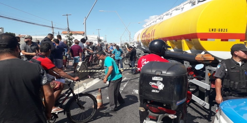 Ciclista morreu atropelado por carreta no início da tarde desta terça feira (30) na Avenida 28 de Março — Foto: Caio Dias/Inter TV
