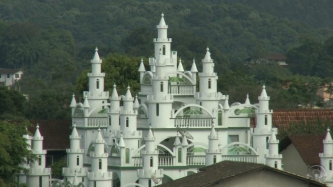 Em 20 anos e com pouco dinheiro, brasileiro constroi seu próprio castelo