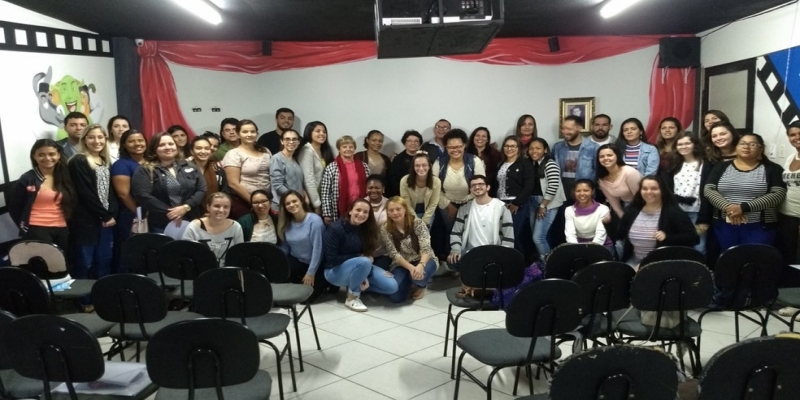 Geni (roupa vermelha ao centro) com os colegas do curso — Foto: Divulgação/Prefeitura de Itaocara