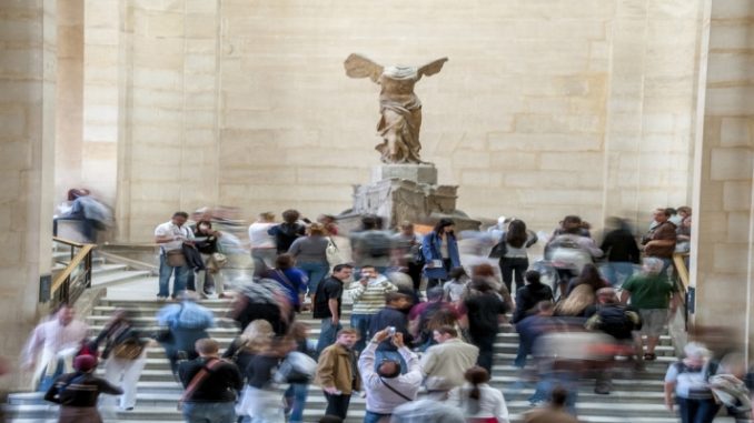 Louvre retira de ala o nome da família Sackler, ligada à epidemia de opioides nos EUA 