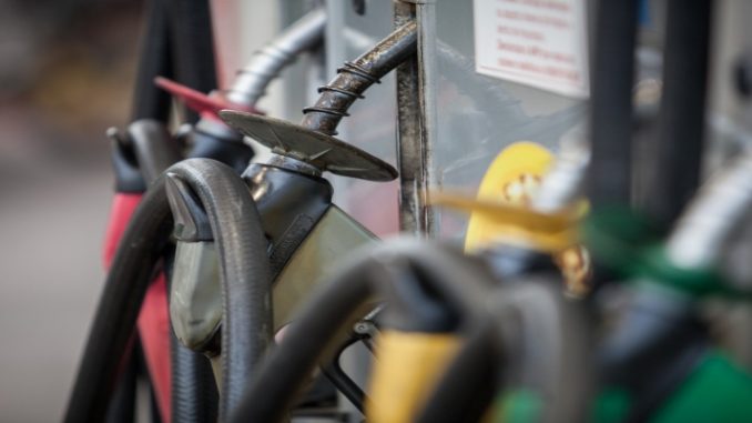 Preço médio da gasolina nas bombas cai pela 12ª semana seguida, diz ANP 