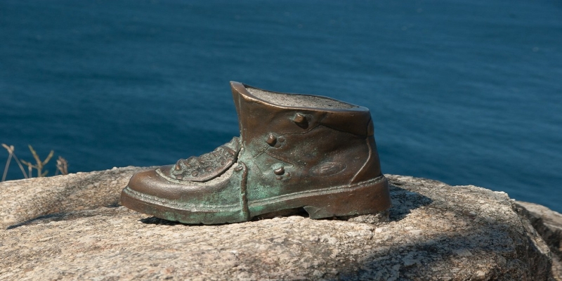Uma bota de bronze marca o fim da antiga rota de peregrinação — Foto: Pixabay 