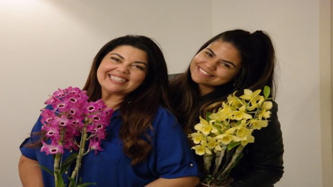 Fabiana Karla reforma sua sala e aposta em flores na decoração
