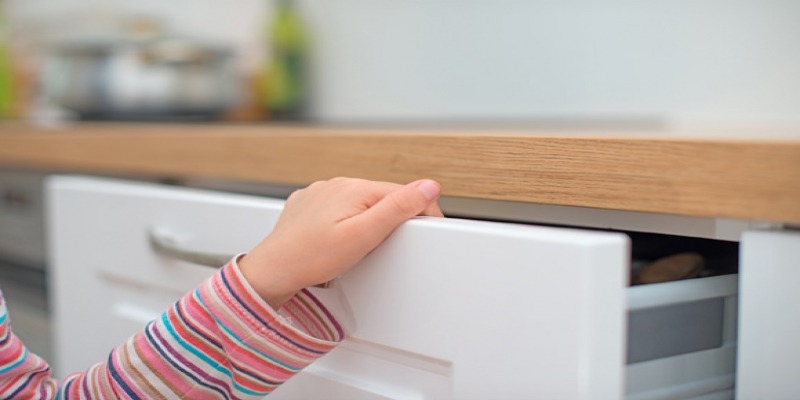 Cozinha é um ambiente perigoso para crianças, por isso é necessário estar atento ao que é guardado (Foto: Shutterstock)