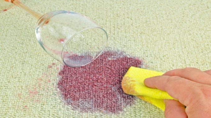 Tirar manchas: aprenda a limpar marcas de vinho, sangue e café
