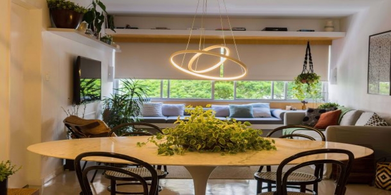 A iluminação na sala de estar torna a convivência no ambiente mais agradável   Projeto do escritório Oliva Arquitetura   Foto: Emerson Rodrigues