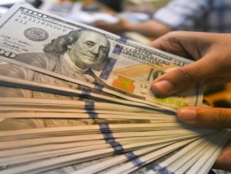 Dólar opera em queda no último dia de negócios antes das eleições