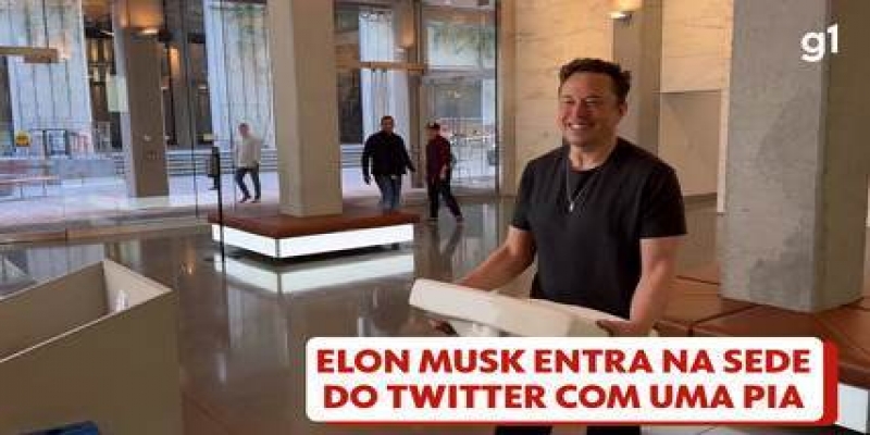 Elon Musk entra na sede do Twitter com uma pia nas mãos