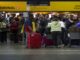 Filas e pessoas dormindo no chão: passageiros narram problemas após cancelamentos de voos causados por bloqueios em SP