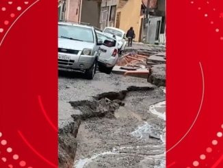 Cratera se abre e divide rua ao meio após chuva intensa em Macaé, RJ; VÍDEO