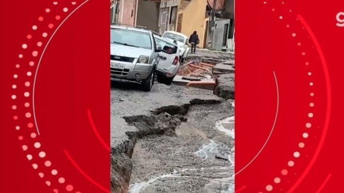Cratera se abre e divide rua ao meio após chuva intensa em Macaé, RJ; VÍDEO 
