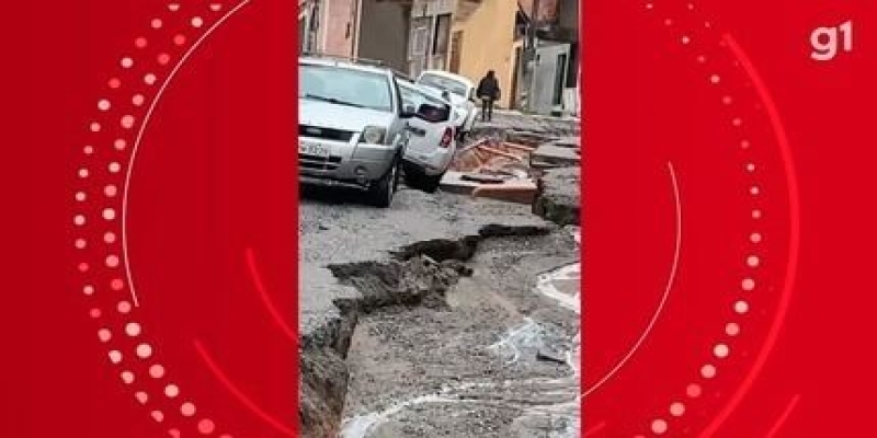 Cratera se abre e divide rua ao meio em Macaé, RJ, após chuva
