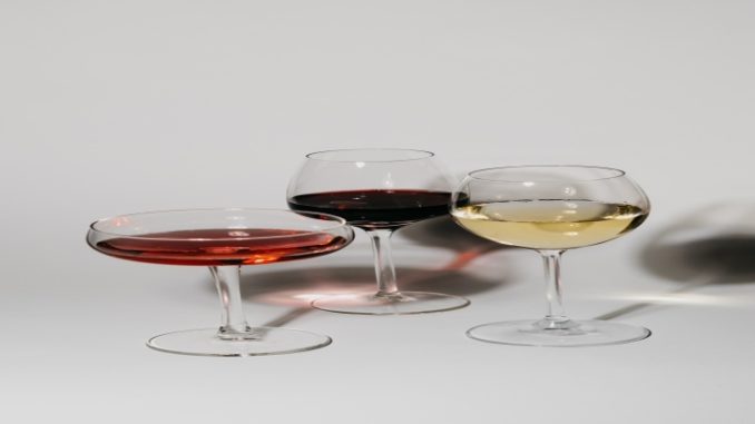 Espumantes, vinhos e frisantes: saiba as diferenças entre as bebidas 