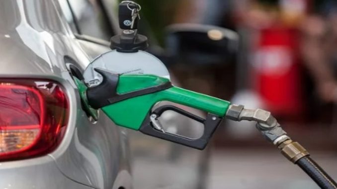 Preço da gasolina sobe na semana, mas fecha ano com queda de 25%, mostra ANP 