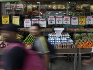 Preços dos alimentos disparam e renda dos brasileiros não acompanha; entenda por quê