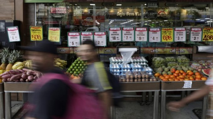 Preços dos alimentos disparam e renda dos brasileiros não acompanha; entenda por quê 