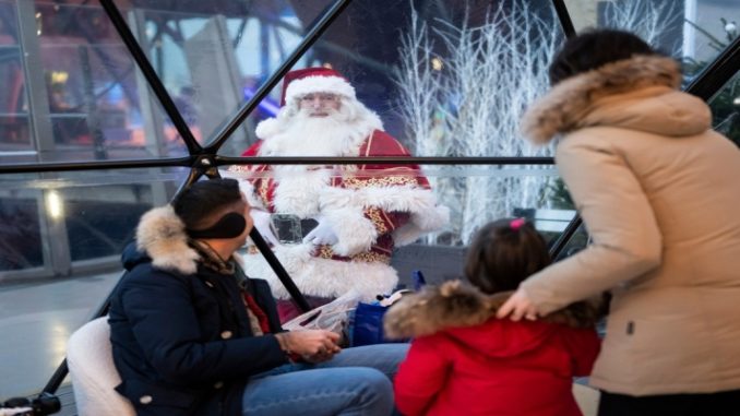 Turistas enfrentam frio para encontrar Papai Noel na Torre Eiffel 