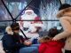 Turistas enfrentam frio para encontrar Papai Noel na Torre Eiffel